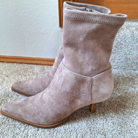 NWOT Steve Madden Stasia Suede Kitten Heel Pointed Toe Bootie Womens Size 7 - Picture 1 of 9